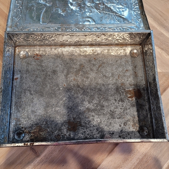 2 Vintage Embossed Tin Boxes - Rembrandt, Old World Castle, Europe, Musketeers - Picture 7 of 13